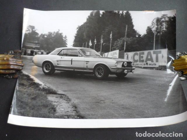 Fotografia antica: MUSTANG LAS XXIV HORAS DE SPA BELGICA RALLYE 1967 AUTOMOVILISMO ANTIGUA FOTOGRAFIA 18 X 24 CM