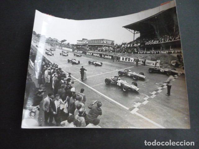 Fotografia antica: INGLATERRA BRANDS HATCH CIRCUITO AUTOMOVILISTICO 1966 ANTIGUA FOTOGRAFIA 15 X 20 CM