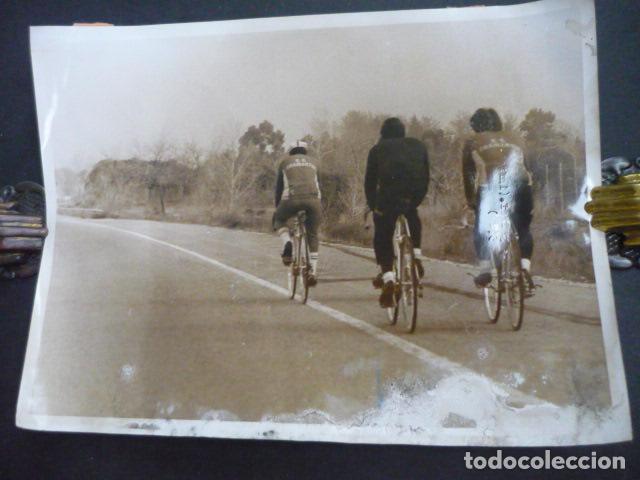Fotografia antica: CICLISTAS POR CARRETERA ANTIGUA FOTOGRAFIA 18 X 24 CM