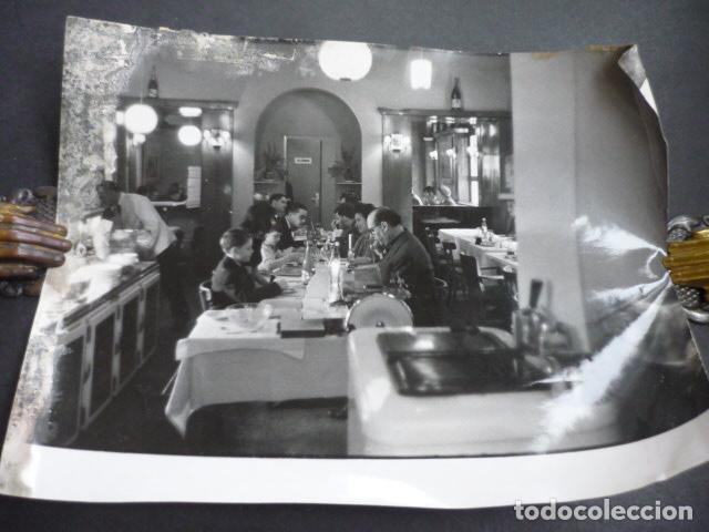 Fotografia antica: ROBERTO ROSELLINI CENANDO EN PARIS RESTAURANTE CHAMPS ELYSEES ANTIGUA FOTOGRAFIA 18 X 24 CM