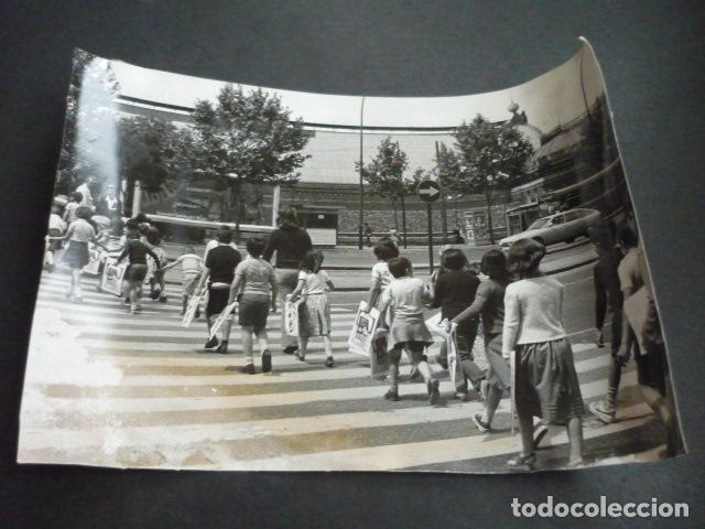Fotografia antica: NI&Ntilde;OS CRUZANDO PASO DE CEBRA 1981 ANTIGUA FOTOGRAFIA 18 X 24 CM