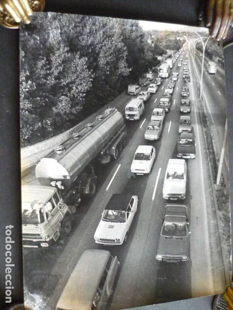 Fotografia antica: MADRID TRAFICO CARRETERA CAMION CISTERNA ANTIGUA FOTOGRAFIA 24 X 18 CM