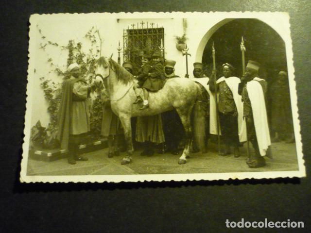 Fotografia antica: TETUAN NI&Ntilde;OS CON SOLDADOS REGULARES ANTIGUA FOTOGRAFIA 8,5 X 13,5 CM