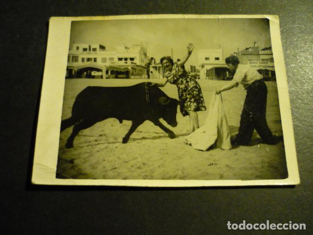 Antique Photography: ALICANTE ESCENA COMICA EN PLAYA POR FOTOGRAFO MINUTERO ANTIGUA FOTOGRAFIA 6,5 X 9 CM