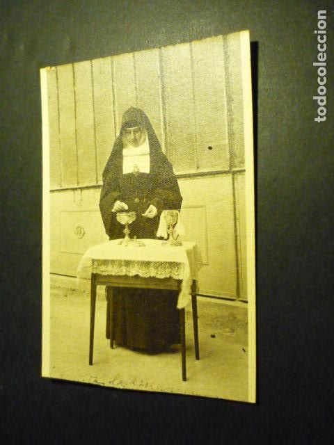 Antique Photography: MONJA TOMANDO COMUNION ANTIGUA FOTOGRAFIA 9 X 13 CM