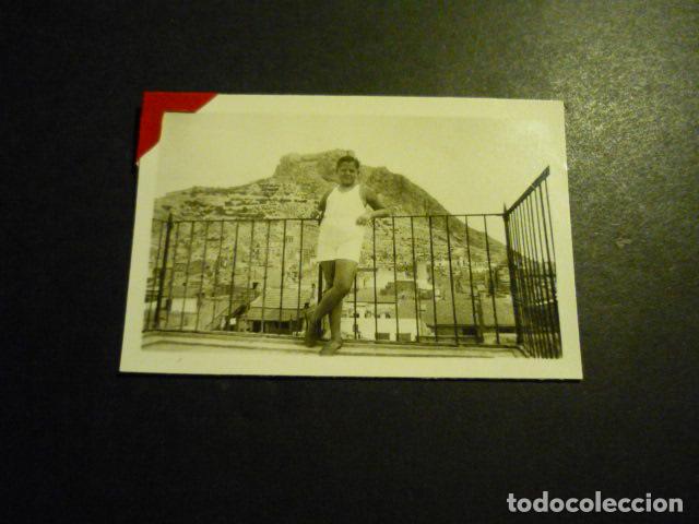 Alte Fotografie: ALICANTE HOMBRE ASOMADO TERRAZA ANTIGUA FOTOGRAFIA 4,5 X 7 CM