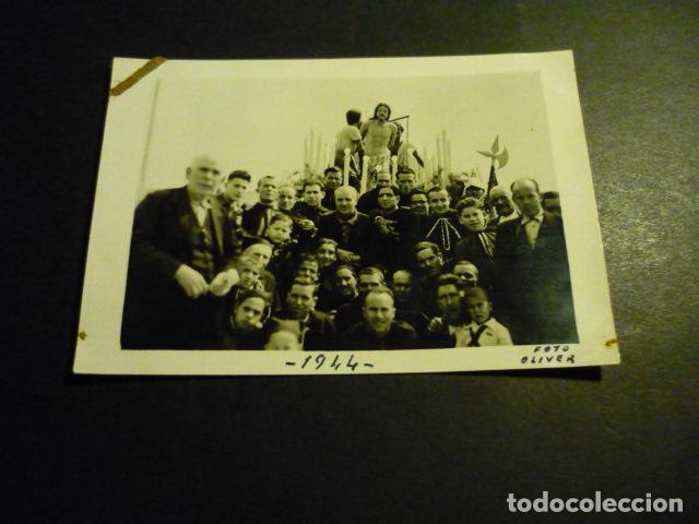 Fotograf&iacute;a antigua: CREVILLENTE ALICANTE SEMANA SANTA GRUPO Y PASO ANTIGUA FOTOGRAFIA 6,5 X 9,5 CM