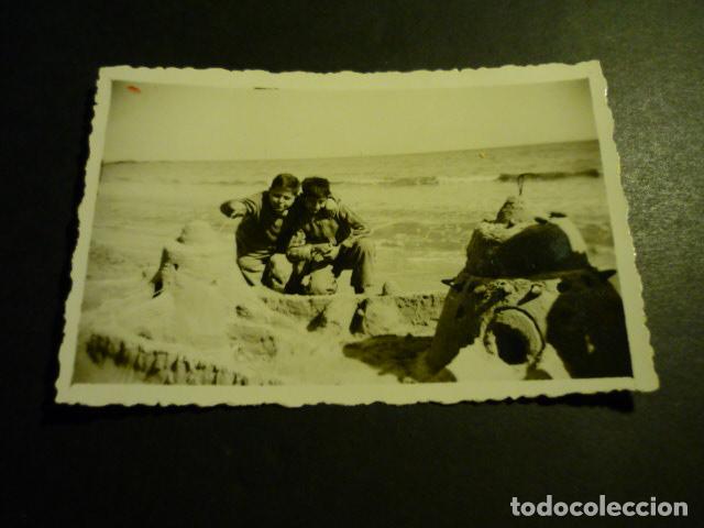 Fotograf&iacute;a antigua: ORIHUELA ALICANTE GRUPO DE NI&Ntilde;OS EN LA PLAYA ANTIGUA FOTOGRAFIA 6 X 9 CM LABORATORIOS BALLESTER