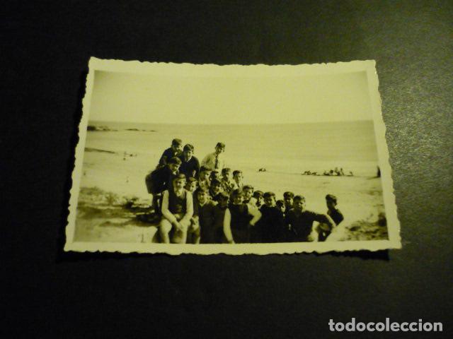 Fotograf&iacute;a antigua: ORIHUELA ALICANTE GRUPO DE NI&Ntilde;OS EN LA PLAYA ANTIGUA FOTOGRAFIA 6 X 9 CM LABORATORIOS BALLESTER