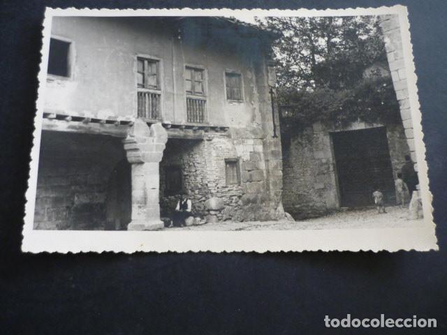 Fotografia antiga: SANTILLANA DEL MAR CANTABRIA ESCENA URBANA ANTIGUA FOTOGRAFIA 18 X 11 CM
