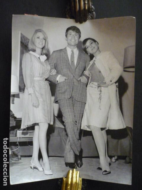 Fotograf&iacute;a antigua: RAPHAEL CANTANTE ACTRICES MARGARET PETERS Y MARIA JOSE ALFONSO ANTIGUA FOTOGRAFIA 24 X 18 CM