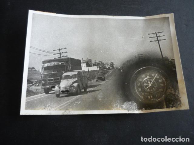 Fotograf&iacute;a antigua: CAMION Y VEHICULOS EN CARRETERA ANTIGUA FOTOGRAFIA 12 X 9 CM