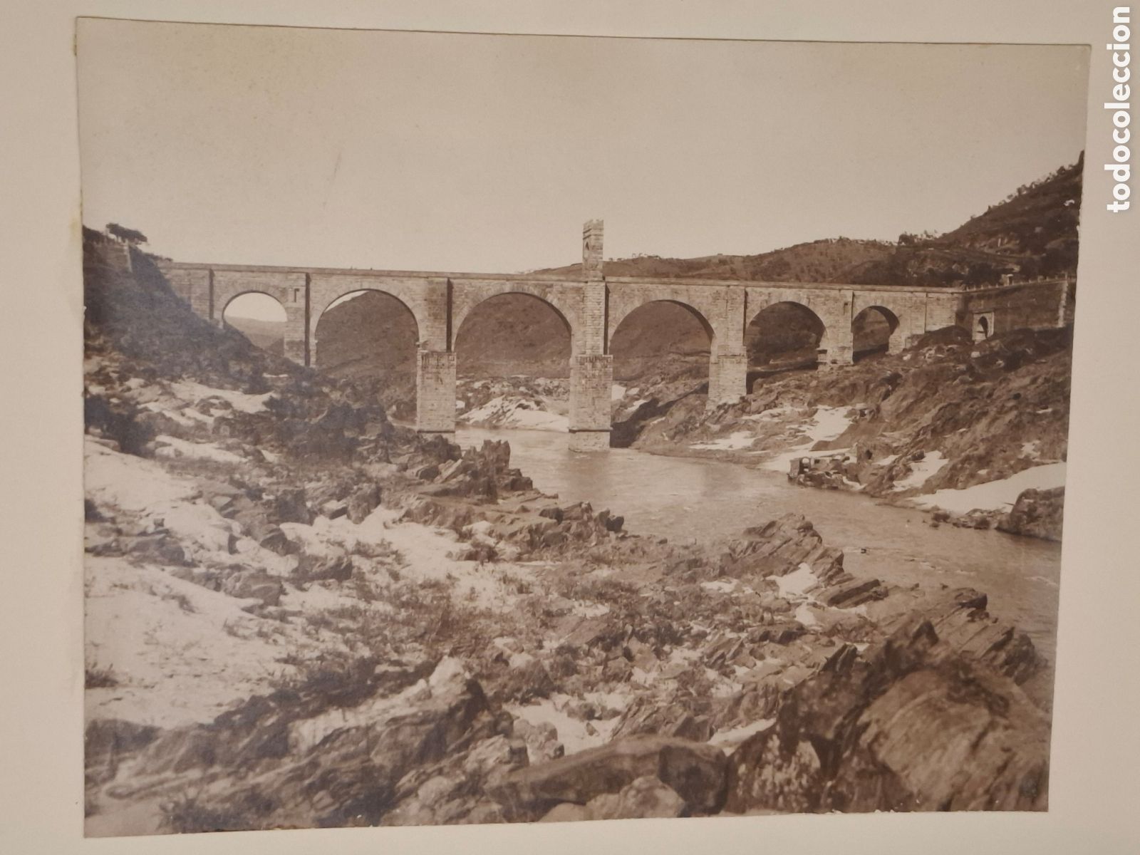 Fotograf&iacute;a antigua: Puente romano de Alc&aacute;ntara, C&aacute;ceres. Fot&oacute;grafo a identificar y tama&ntilde;o de exposici&oacute;n