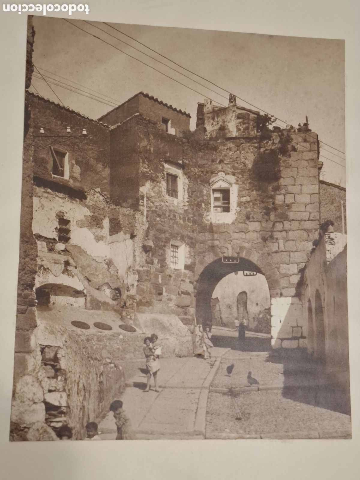 Fotograf&iacute;a antigua: Arco del Cristo o Puerta del R&iacute;o, C&aacute;ceres. Fot&oacute;grafo a identificar y tama&ntilde;o de exposici&oacute;n