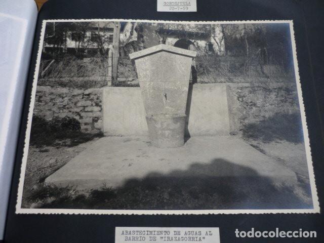 Fotograf&iacute;a antigua: GORDEJUELA VIZCAYA 1959 FUENTE Y FRONTON 2 FOTOGRAFIAS 17,5 X 23,5 CM MONTADAS SOBRE CARTON