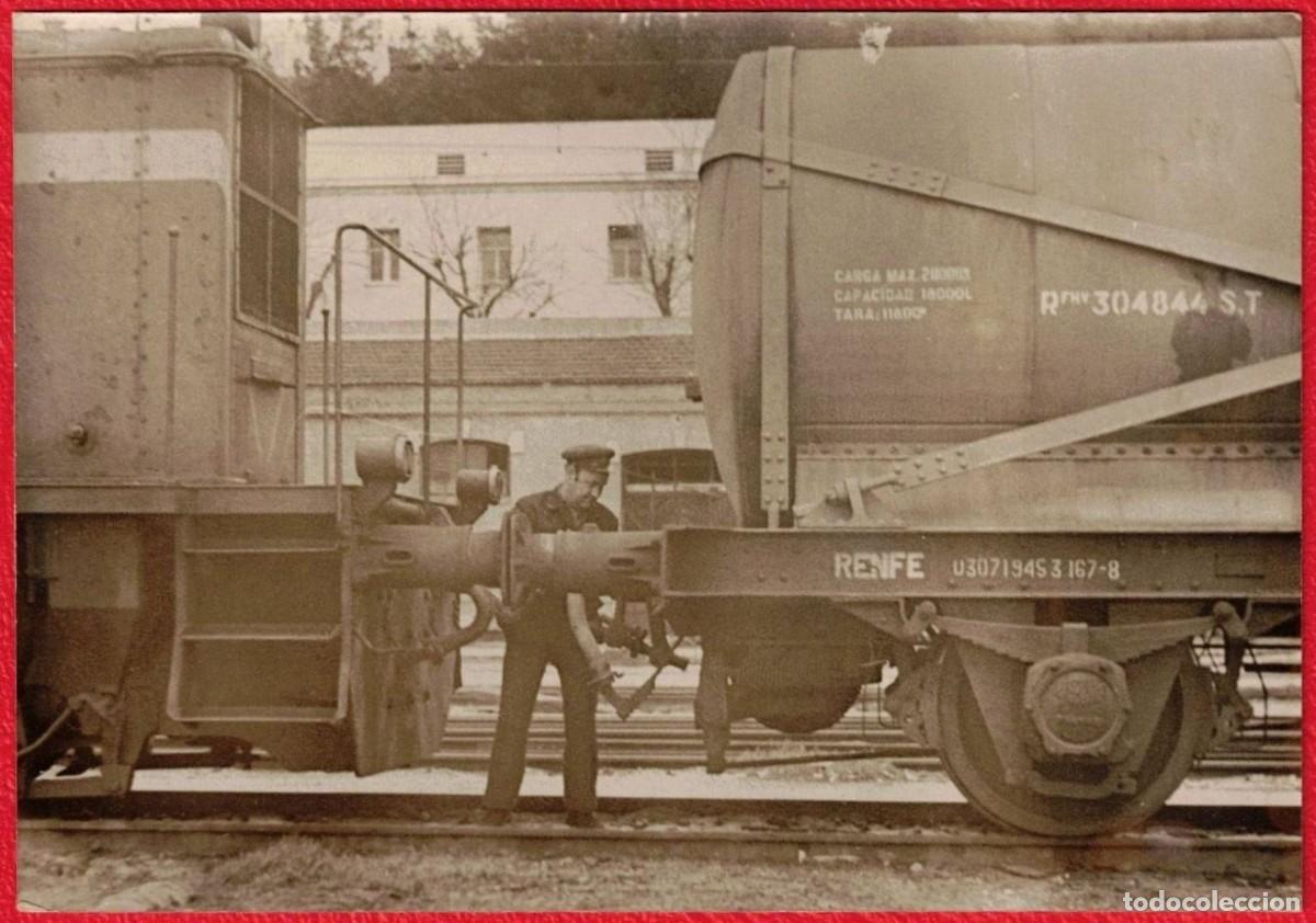 Fotografia antica: Espa&ntilde;a, ferrocarril &ndash; Detalle de acoplamiento y mangueras entre vagones en maniobra &ndash; Antonio Bravo