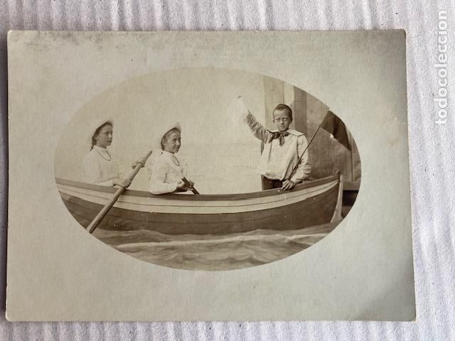 Fotograf&iacute;a antigua: Foto minutero ni&ntilde;os en barca. Sin identificar. 12.5 x 9 cm.