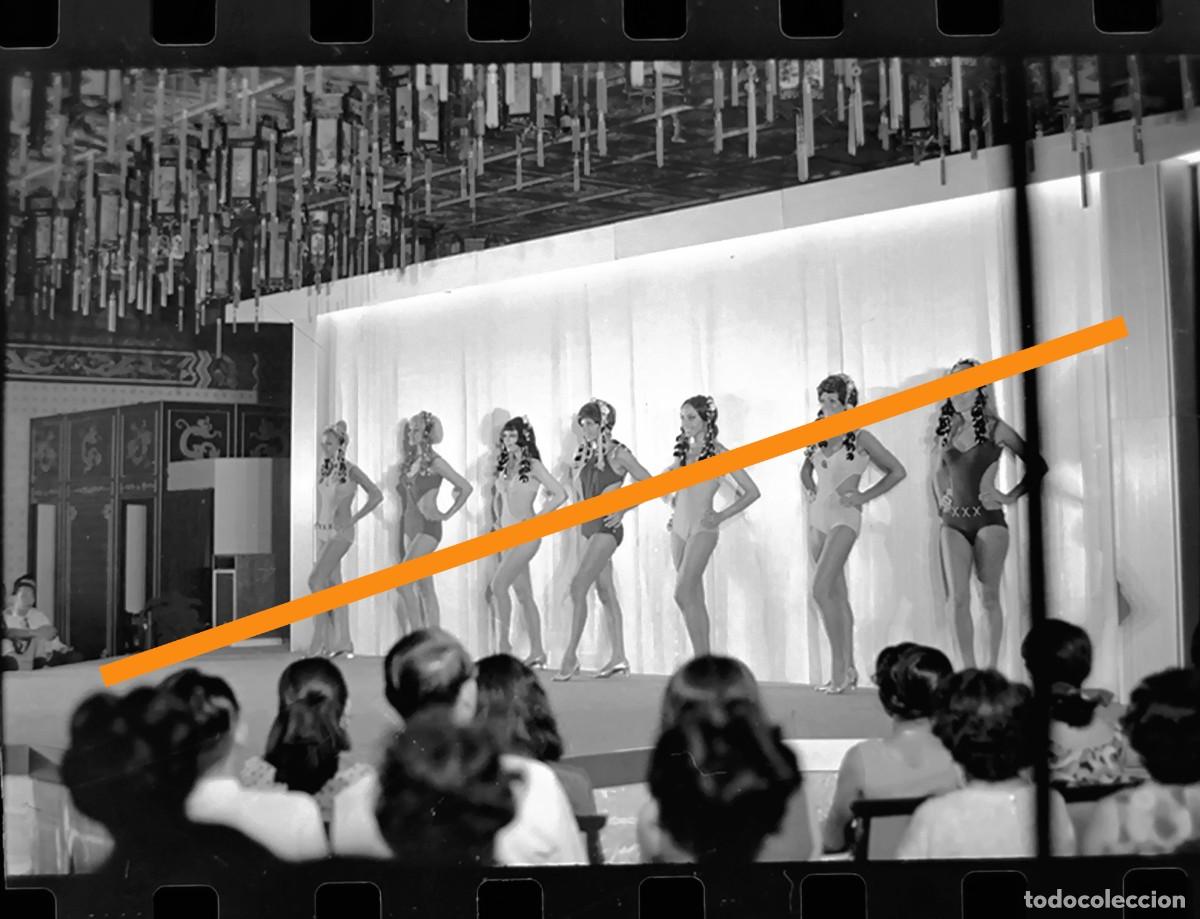 Antique Photography: Antiguo negativo de fotograf&iacute;a. Chicas. Desfile moda. A&ntilde;os 60/70.