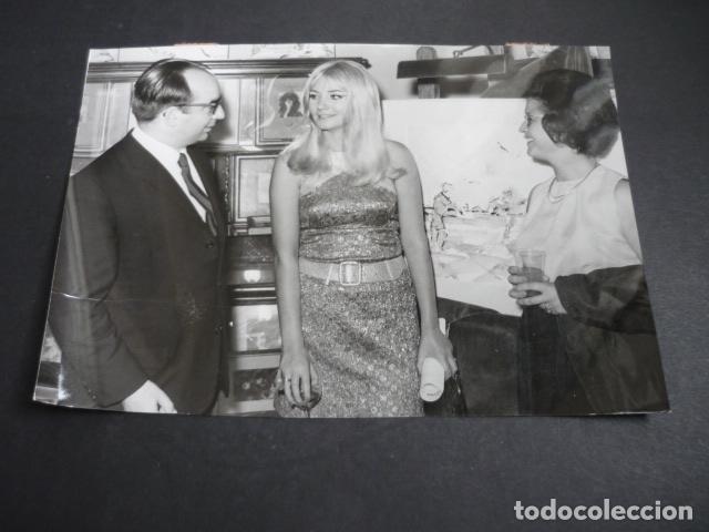 Photographie ancienne: MANOLO SANCHEZ PINTOR DE TENERIFE 1967 GALERIA DE ARTE MADRID ANTIGUA FOTOGRAFIA 14,5 X 21 CM