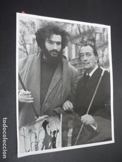 Photographie ancienne: SALVADOR DALI CON JULIO VIERA PINTORES 1971 ANTIGUA FOTOGRAFIA 18 X 24 CM