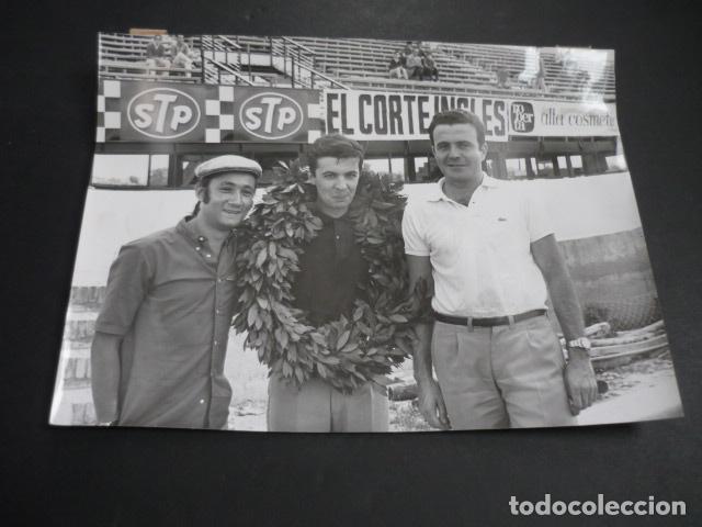 Fotograf&iacute;a antigua: EMILIO VILLOTA CORREDOR AUTOMOVILISMO CIRCUITO JARAMA 1970 ANTIGUA FOTOGRAFIA 18 X 24 CM