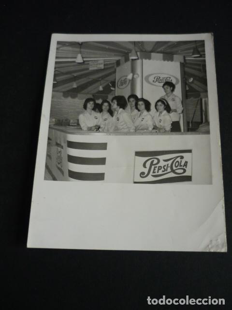 Alte Fotografie: MADRID FERIA DEL CAMPO 1962 PUESTO BEBIDA PEPSI COLA CON CAMARERAS FOTOGRAFIA 9 X 11,5 CM