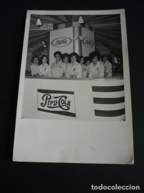 Fotografia antiga: MADRID FERIA DEL CAMPO 1962 PUESTO BEBIDA PEPSI COLA CON CAMARERAS FOTOGRAFIA 9 X 11,5 CM