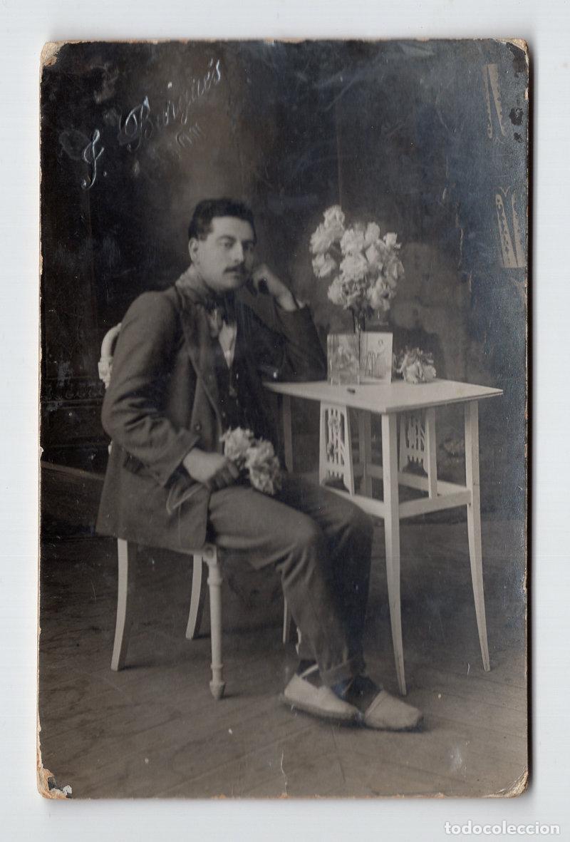 Fotograf&iacute;a antigua: Caballero con alpargatas ■ Estudio Paris - J. Burgu&eacute;s, El Clot-Barcelona