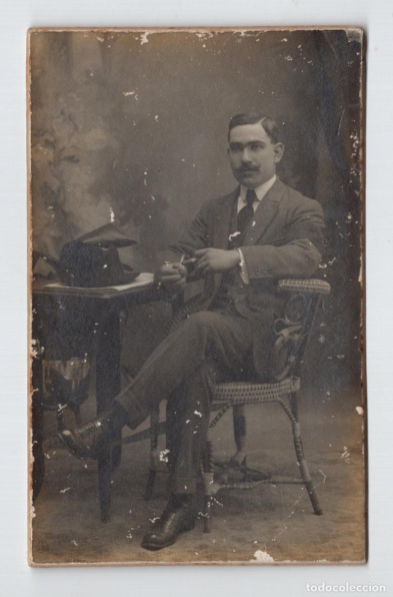 Fotograf&iacute;a antigua: Caballero prendiendo un puro ■ Juan Garc&iacute;a Prats, Gracia - Barcelona