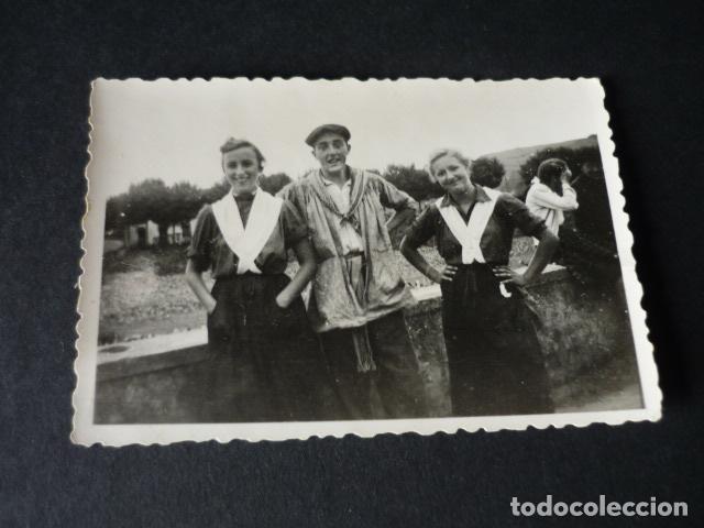 Alte Fotografie: ZUMAYA GUIPUZCOA GRUPO EN TRAJE TIPICO VASCO ANTIGUA FOTOGRAFIA 6 X 9 CM