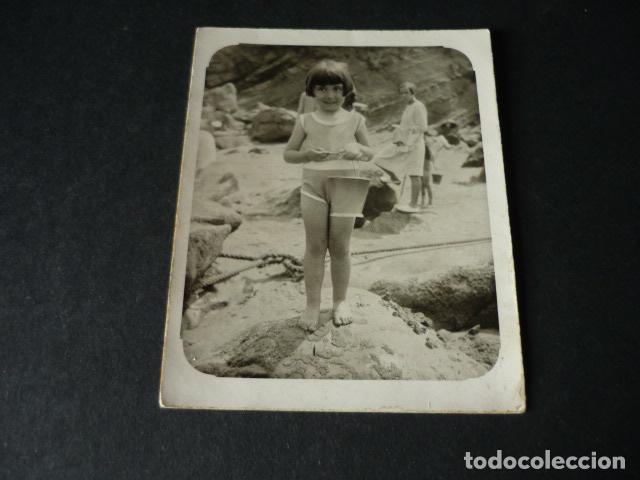 Fotografia antiga: DEVA GUIPUZCOA NI&Ntilde;A EN LA PLAYA ANTIGUA FOTOGRAFIA 1929 7 X 9 CM