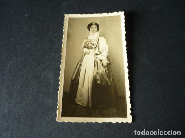 Fotograf&iacute;a antigua: LEON 1951 MUJER DISFRAZADA ANTIGUA FOTOGRAFIA 4,5 X 8 CM