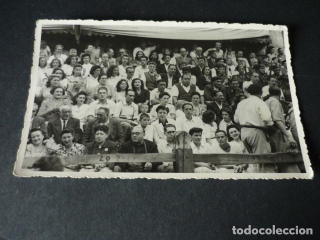 Fotografia antiga: DEVA GUIPUZCOA GRUPO ESPECTADORES CORRIDA TOROS 1944 ANTIGUA FOTOGRAFIA 14 X 9 CM