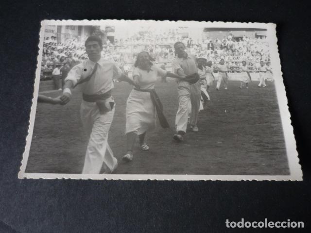 Fotografia antiga: DEVA GUIPUZCOA DANZADO DIA FESTIVO ALLICA FOTOGRAFO 1951 ANTIGUA FOTOGRAFIA 14 X 9 CM