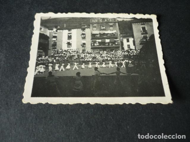 Fotografia antiga: DEVA GUIPUZCOA DIA FESTIVO 1949 ANTIGUA FOTOGRAFIA 5 X 6,5 CM