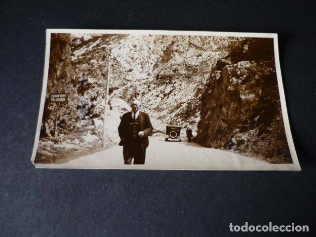Fotograf&iacute;a antigua: DESFILADERO DE LA HERMIDA CANTABRIA HOMBRE Y AUTOMOVIL ANTIGUA FOTOGRAFIA 1931 8 X 12,5 CM
