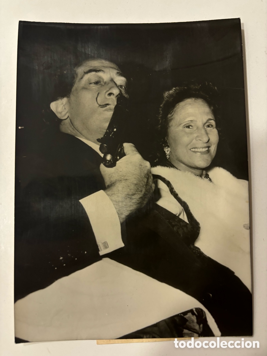 Fotograf&iacute;a antigua: Foto original del pintor Salvador Dal&iacute; con una pistola y Gala festival de cine de Venecia