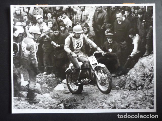 Fotografia antica: SANT LLOREN&Ccedil; DE MUNT BARCELONA VIII TRAIL 1974 MOTOCICLISMO ANTIGUA FOTOGRAFIA 24 X 18 CM