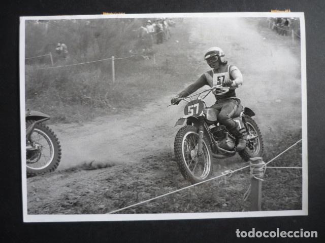 Fotografia antiga: MADRID CASA DE CAMPO PREMIO MOTOCROSS CORTE INGLES MOTOCICLISMO ANTIGUA FOTOGRAFIA 13 X 18 CM