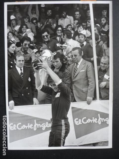 Fotografia antiga: MADRID CASA DE CAMPO PREMIO MOTOCROSS CORTE INGLES MOTOCICLISMO ANTIGUA FOTOGRAFIA 13 X 18 CM