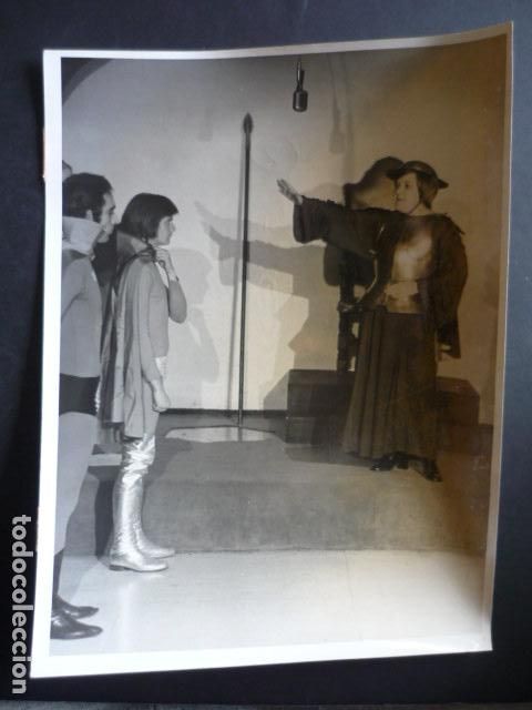 Alte Fotografie: MADRID ACTRIZ LALY SOLDEVILA EN OBRA DE TEATRO QUIJOTELLA 1971 ANTIGUA FOTOGRAFIA 18 X 24 CM