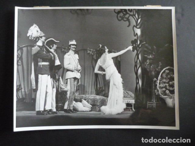 Fotografia antica: MADRID OBRA TEATRA UN MILLON DE ROSAS 1971 ANTIGUA FOTOGRAFIA 18 X 24 CM