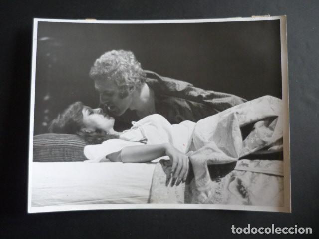 Alte Fotografie: MADRID OBRA DE TEATRO OTELO 1971 CON LOLA CARDONA Y CARLOS BALLESTEROS ANTIGUA FOTOGRAFIA 18 X 24 CM