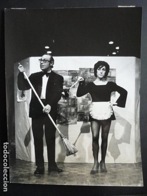 Alte Fotografie: BARCELONA OBRA DE TEATRO QUIEN MUCHO EMBARGA, POCO APRIETA 1971 ANTIGUA FOTOGRAFIA 18 X 24 CM