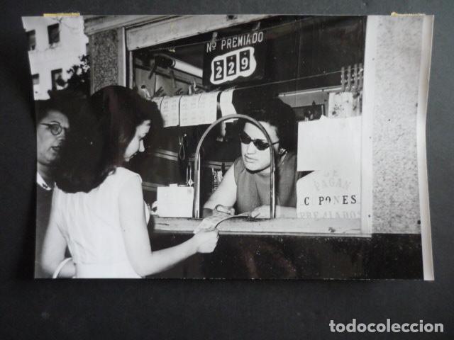 Antique Photography: PAQUITA FAJARDO ACTRIZ CIEGA 1958 VENDEDORA CUPONES ANTIGUA FOTOGRAFIA 18 X 13 CM