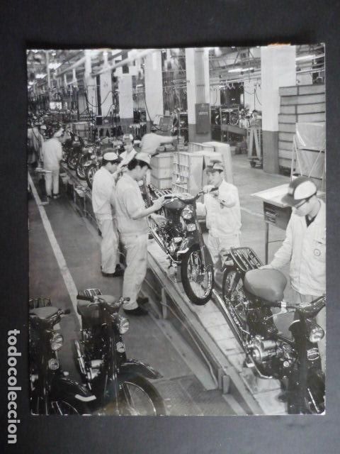 Fotograf&iacute;a antigua: JAPON FABRICA HONDA AUTOMOVILES MOTOCICLETAS 1973 ANTIGUA FOTOGRAFIA 24 X 18 CM