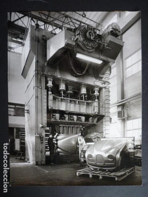 Fotograf&iacute;a antigua: SUECIA FABRICA AUTOMOVILES SAAB ANTIGUA FOTOGRAFIA 24 X 18 CM