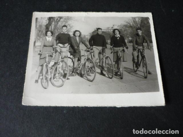 Fotograf&iacute;a antigua: MADRID 1943 GRUPO DE AMIGOS EN BICICLETA POR MINUTERO MADRID FOTO FILM ANTIGUA FOTOGRAFIA 6 X 7,5 CM