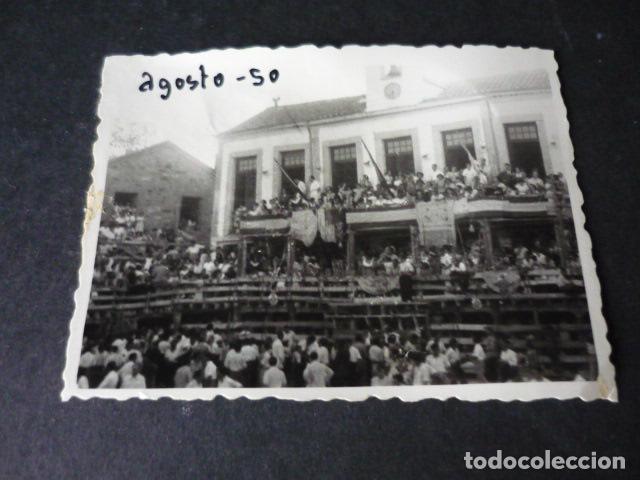 Fotografia antiga: MIRAFLORES DE LA SIERRA MADRID AGOSTO 1950 CORRIDA DE TOROS DIA FESTIVO ANTIGUA FOTOGRAFIA 6 X 8 CM
