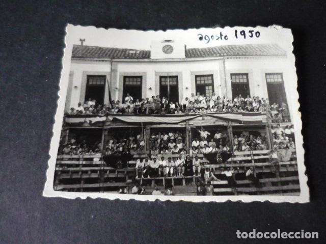 Fotografia antiga: MIRAFLORES DE LA SIERRA MADRID AGOSTO 1950 CORRIDA DE TOROS DIA FESTIVO ANTIGUA FOTOGRAFIA 6 X 8 CM